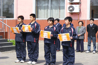 获奖班级代表领奖.jpg