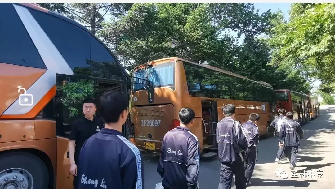 圣林职专大黄鸭生态园春游啦！