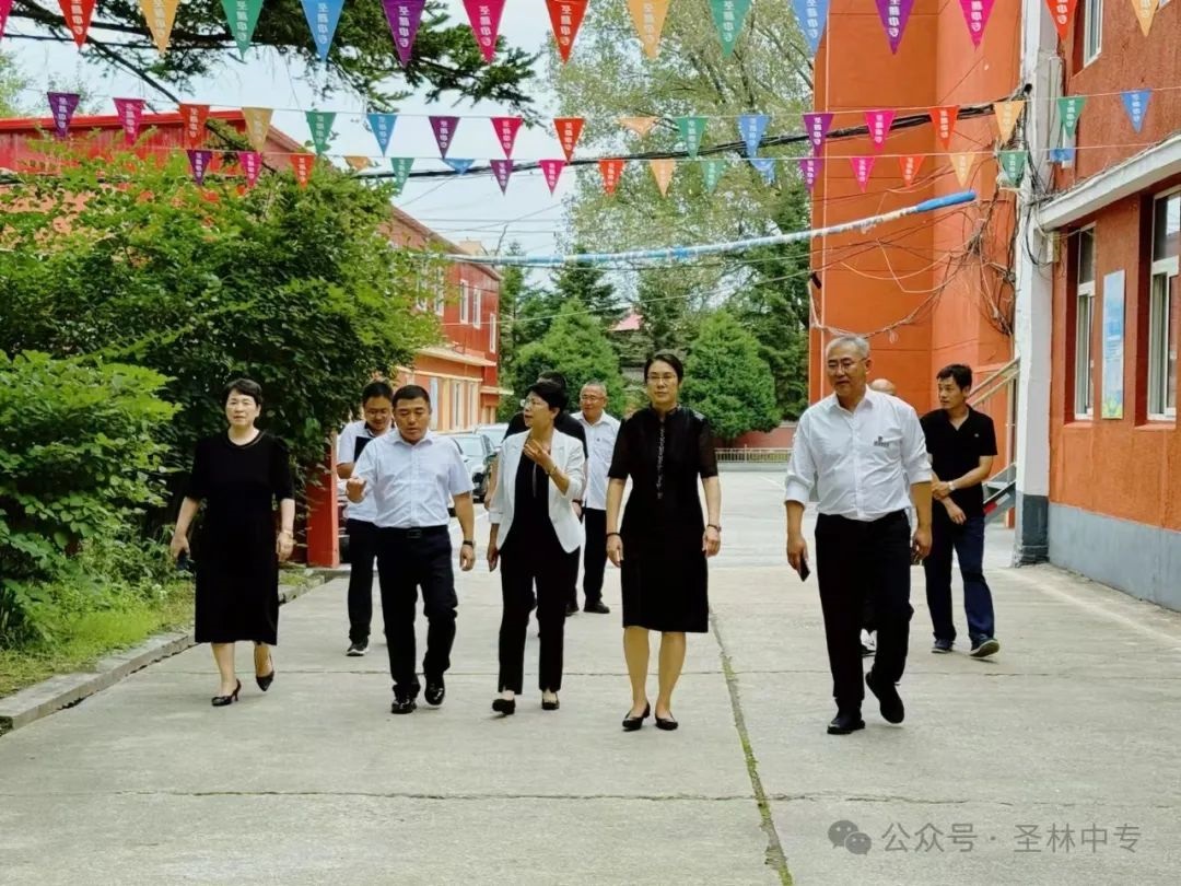 丹东市政府副市长时燕同志到丹东圣林职专调研