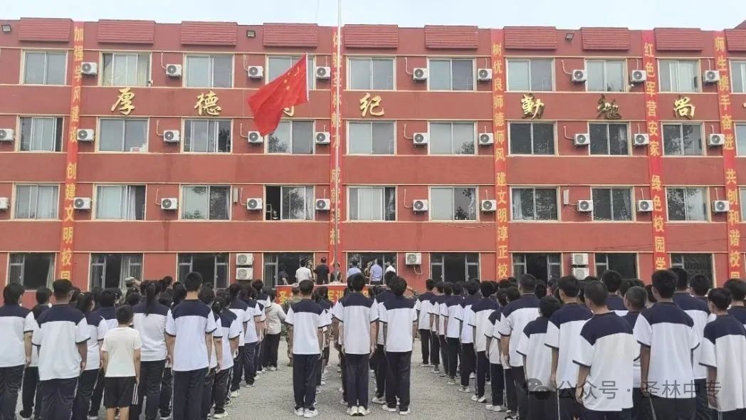 25 级新生军训汇演超燃来袭：迷彩映青春， 技能筑未来！